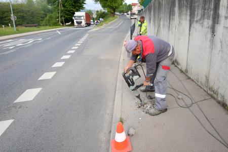 POSTAVLANJE NOVIH STEBRIČKOV NA RAKEKU 08 FOTO LJUBO VUKELIČ